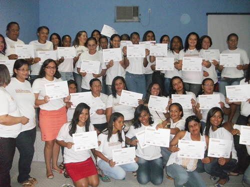 Alunos de Poes e Santa Cruz da Vitria so certificados pelo Qualifica Bahia atravs do IDSB