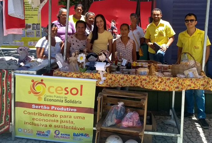 Agricultores familiares comercializam produtos em exposio no centro de Guanambi 