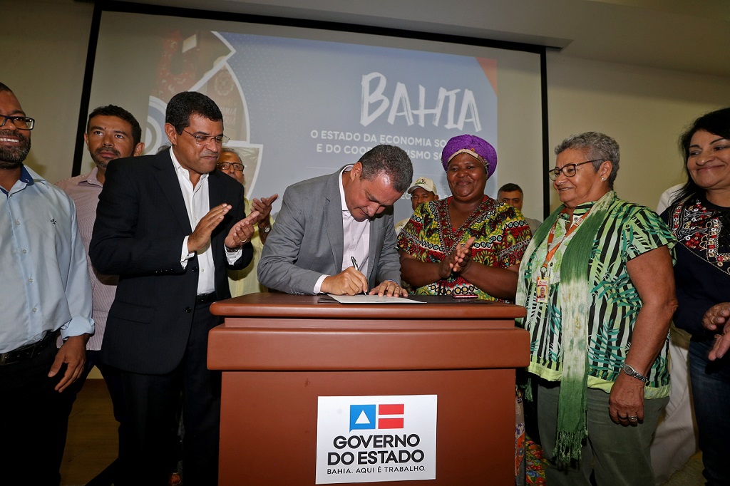 Assinados contratos de R$ 19,4 milhes para a economia solidria