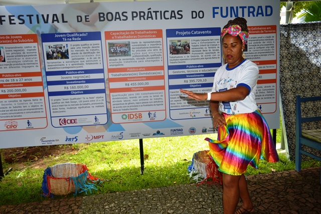 Alunas da Capacitao de Trabalhadores Domsticos se apresentam em festival 